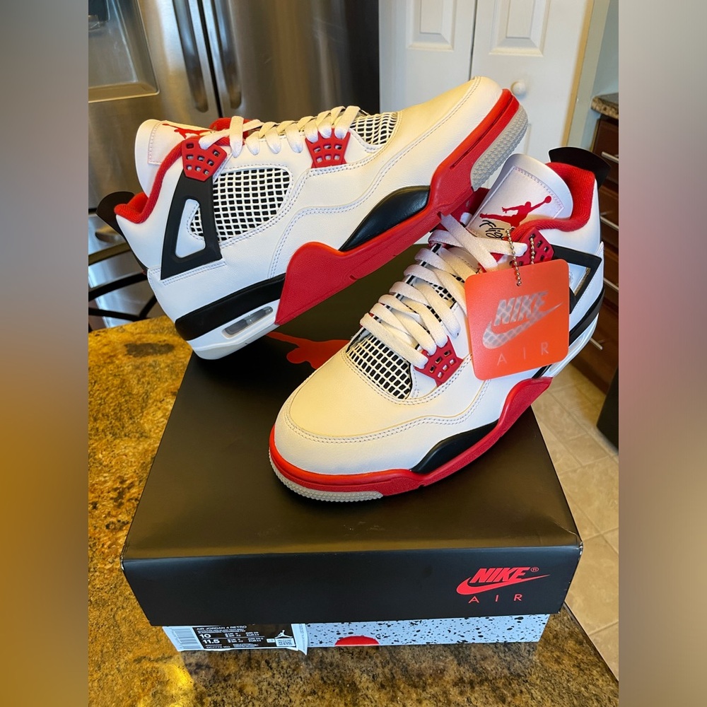NEW MENS AIR JORDAN 4 RETRO FIRE RED 2020 SIZE 10 SHOES DC7770-160